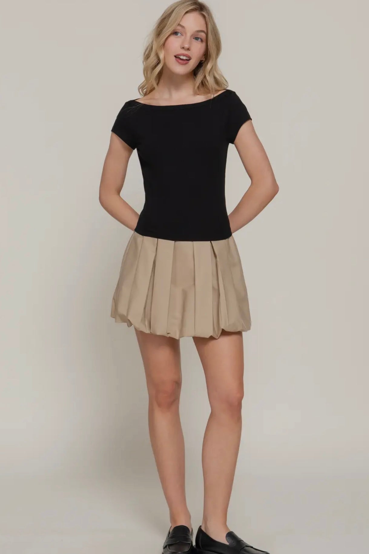 BLACK RIBBED CAP SLEEVE TOP