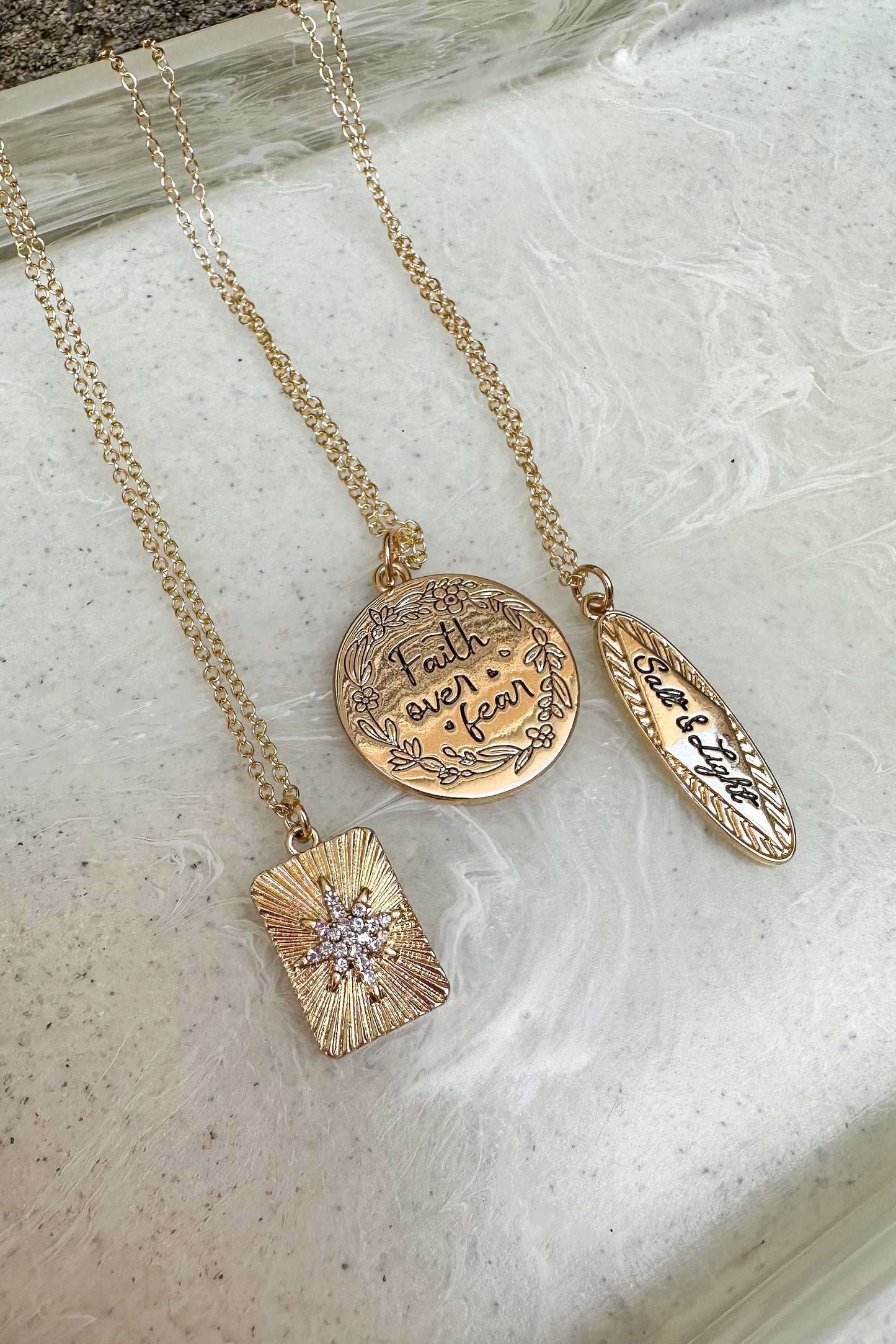 GOLD STAR PENDANT NECKLACE