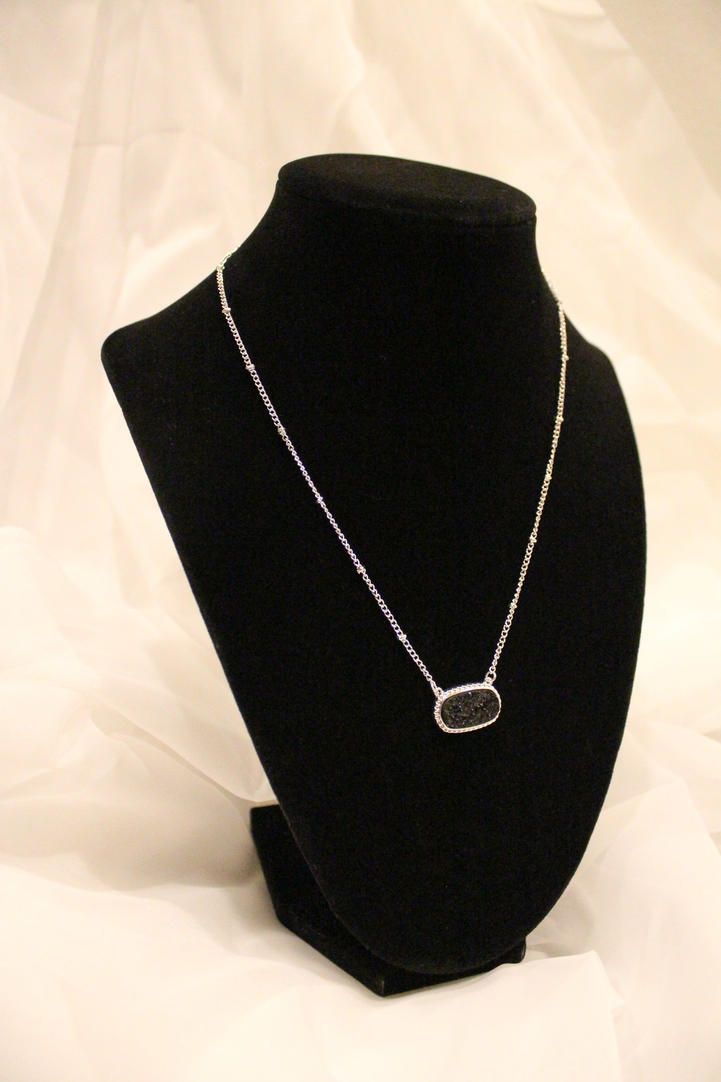 OVAL STONE NECKLACE