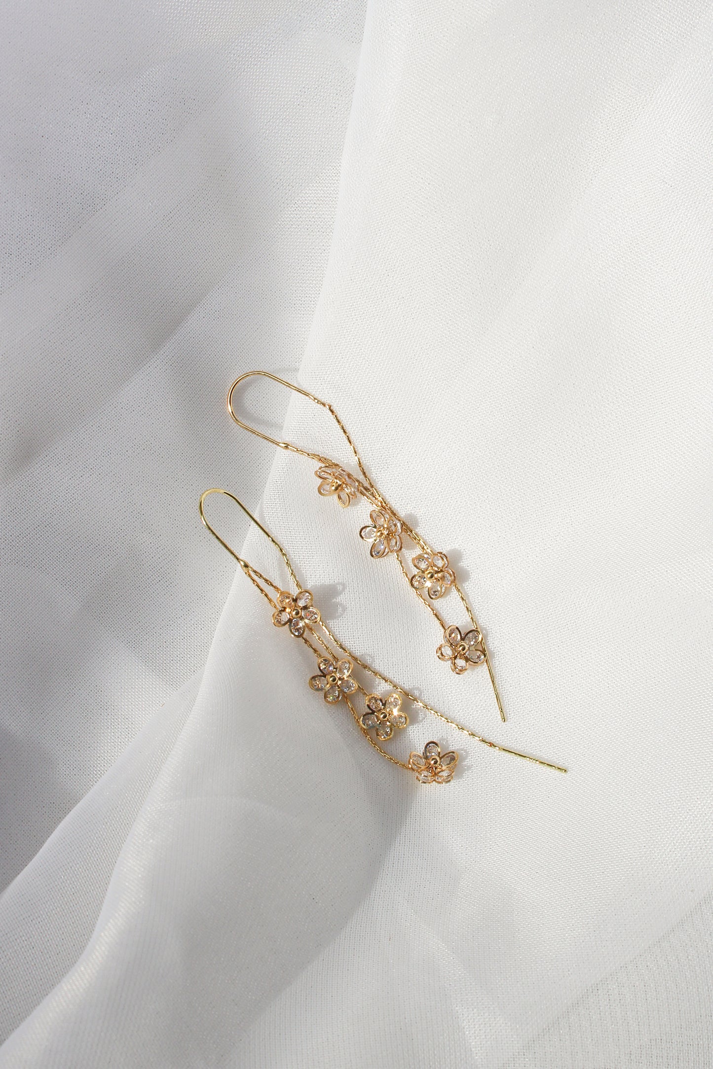 DAINTY FLOWER THREADED EARRINGS