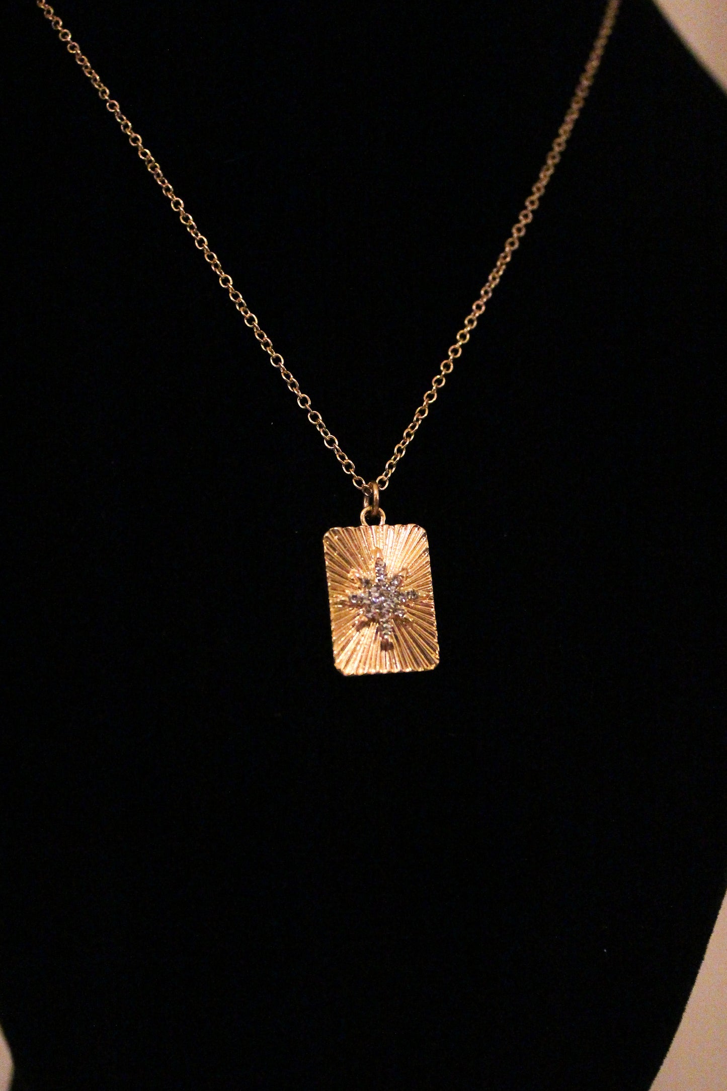 GOLD STAR PENDANT NECKLACE