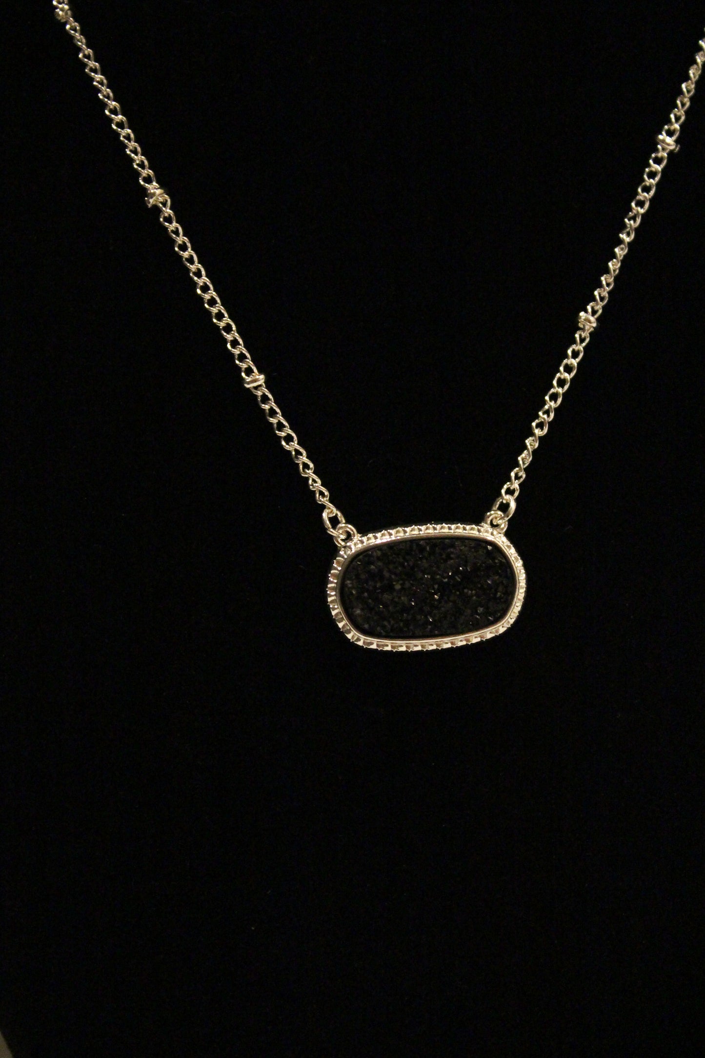 OVAL STONE NECKLACE