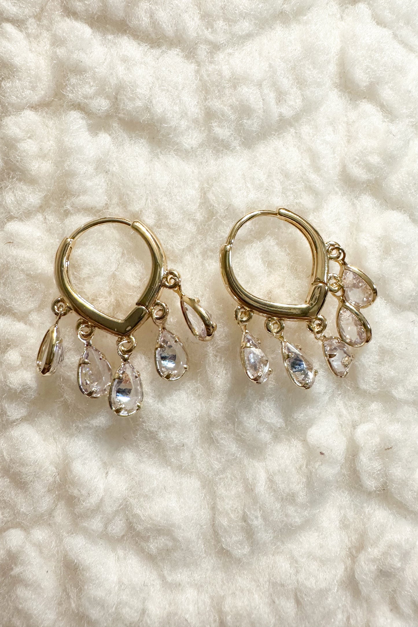 DANGLE CRYSTAL HUGGIES