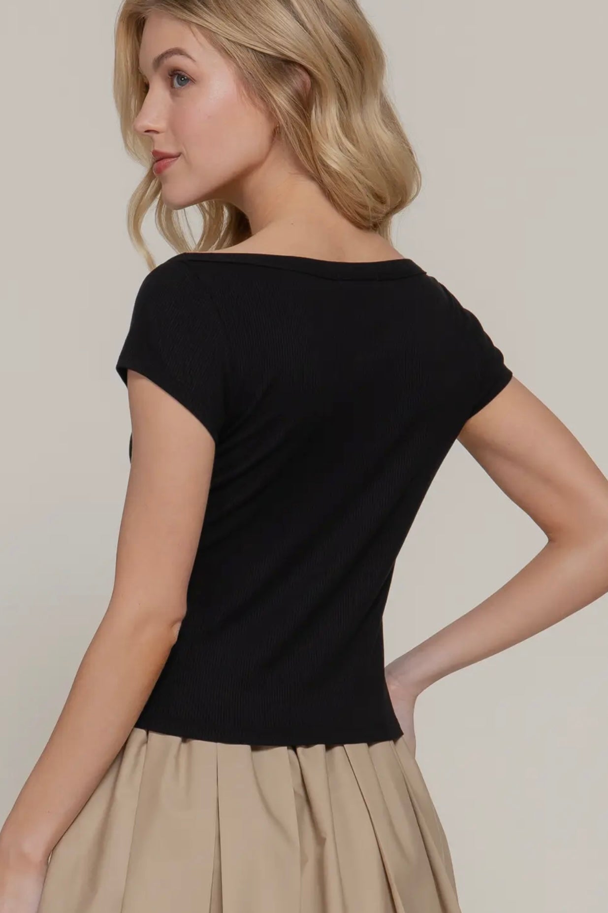 BLACK RIBBED CAP SLEEVE TOP