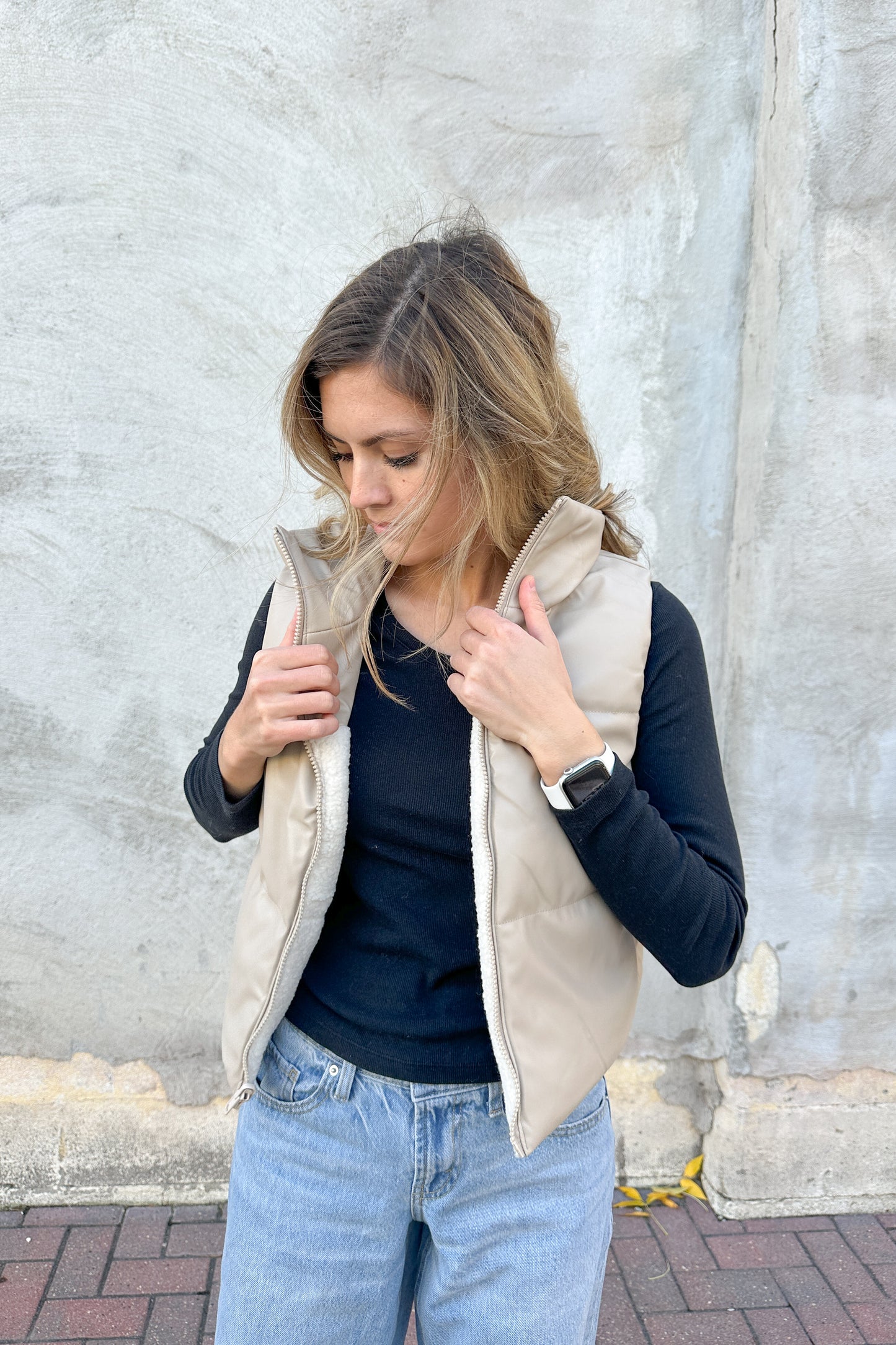 REVERSIBLE CREAM SHERPA VEST