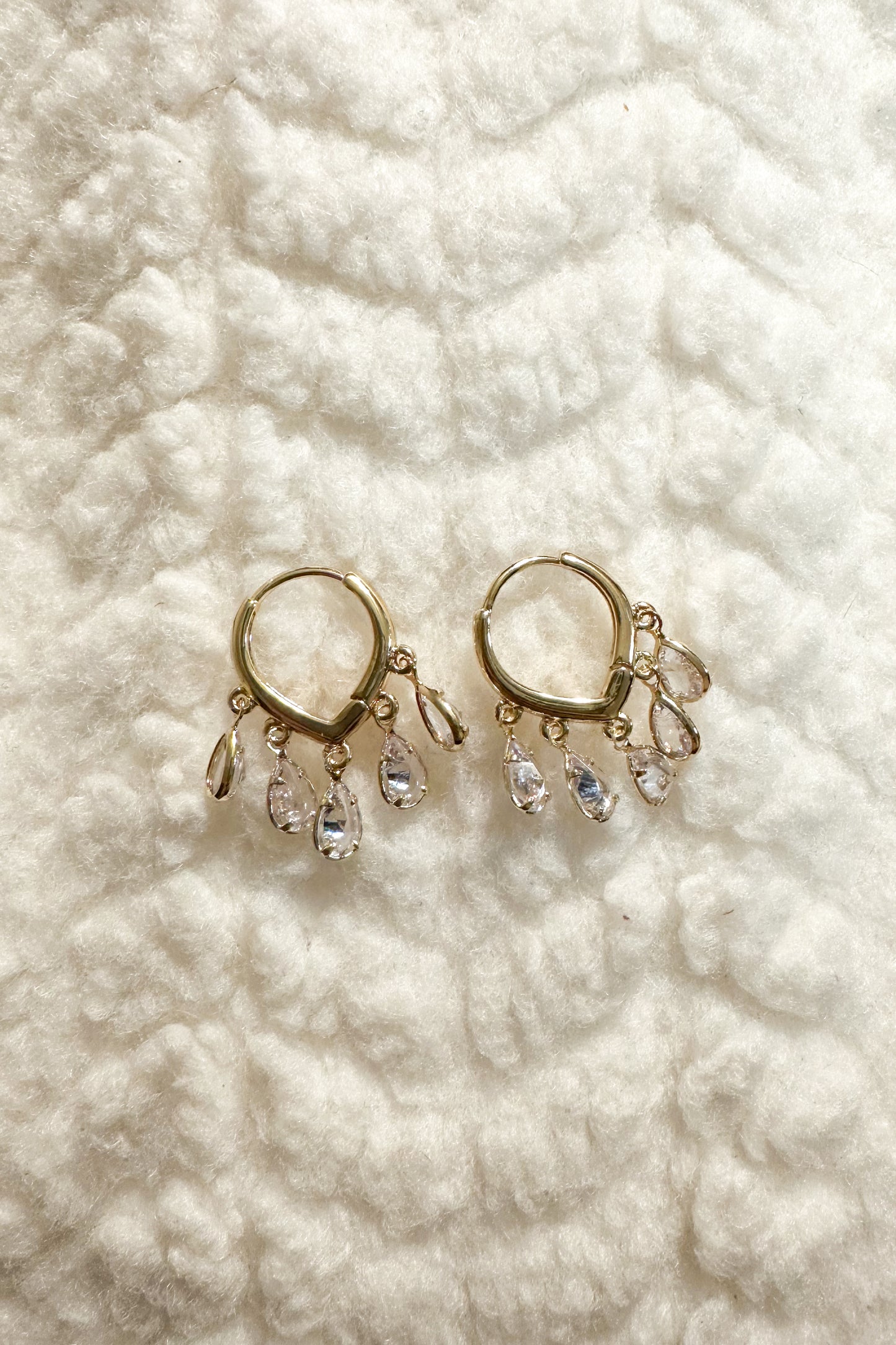 DANGLE CRYSTAL HUGGIES