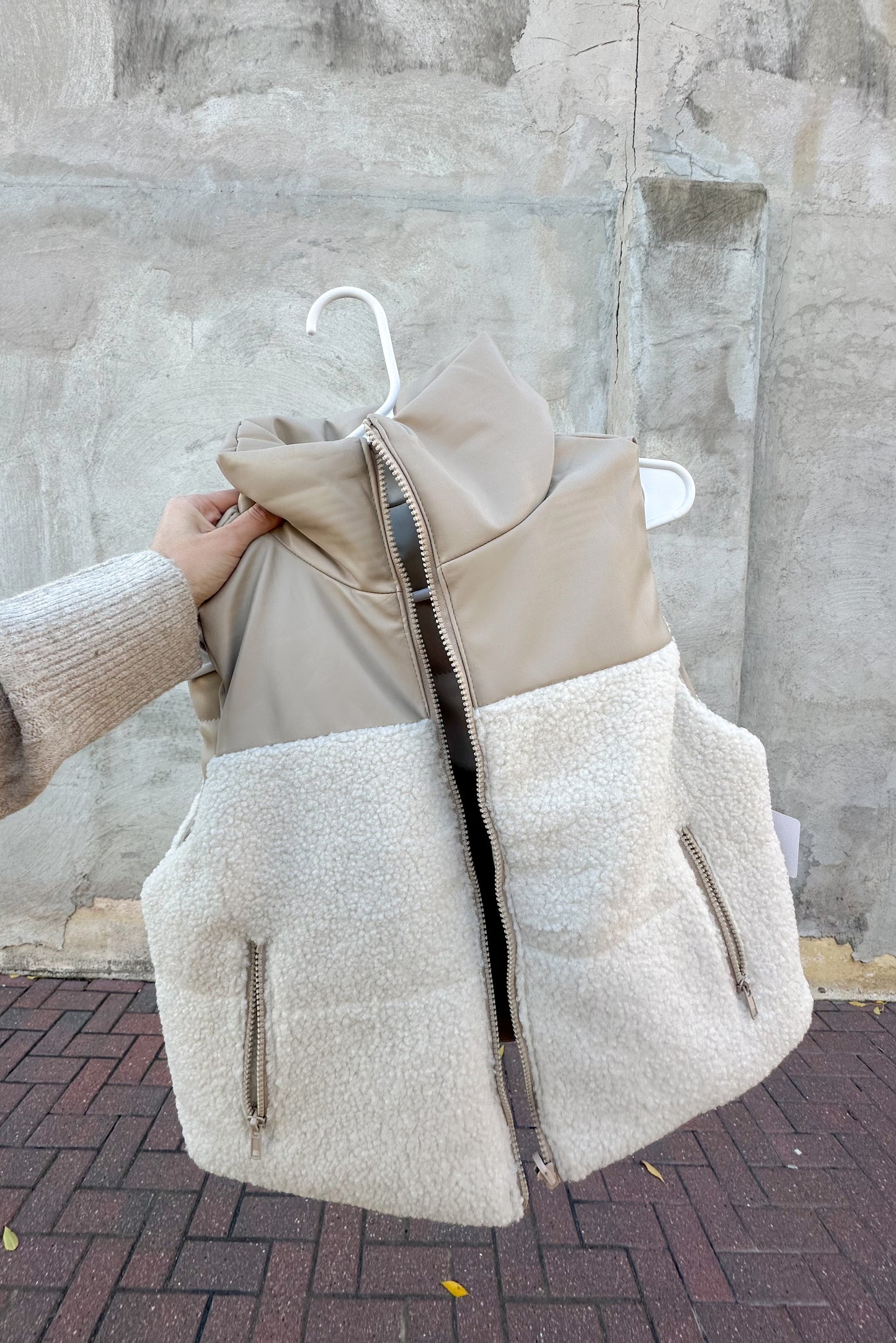 REVERSIBLE CREAM SHERPA VEST