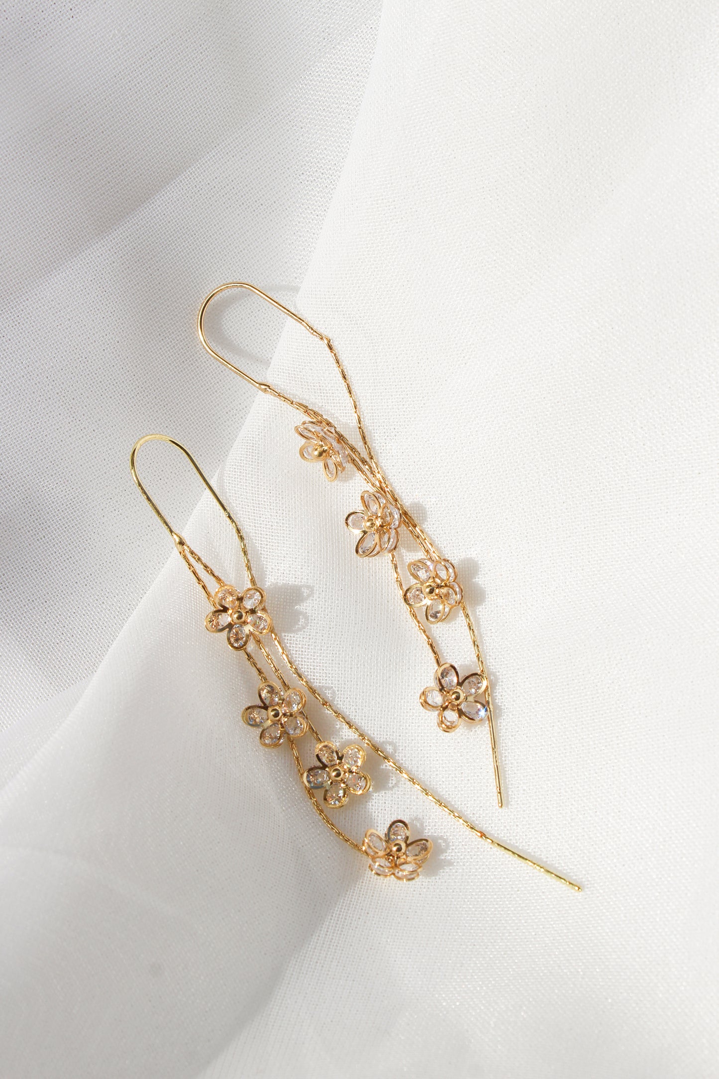 DAINTY FLOWER THREADED EARRINGS