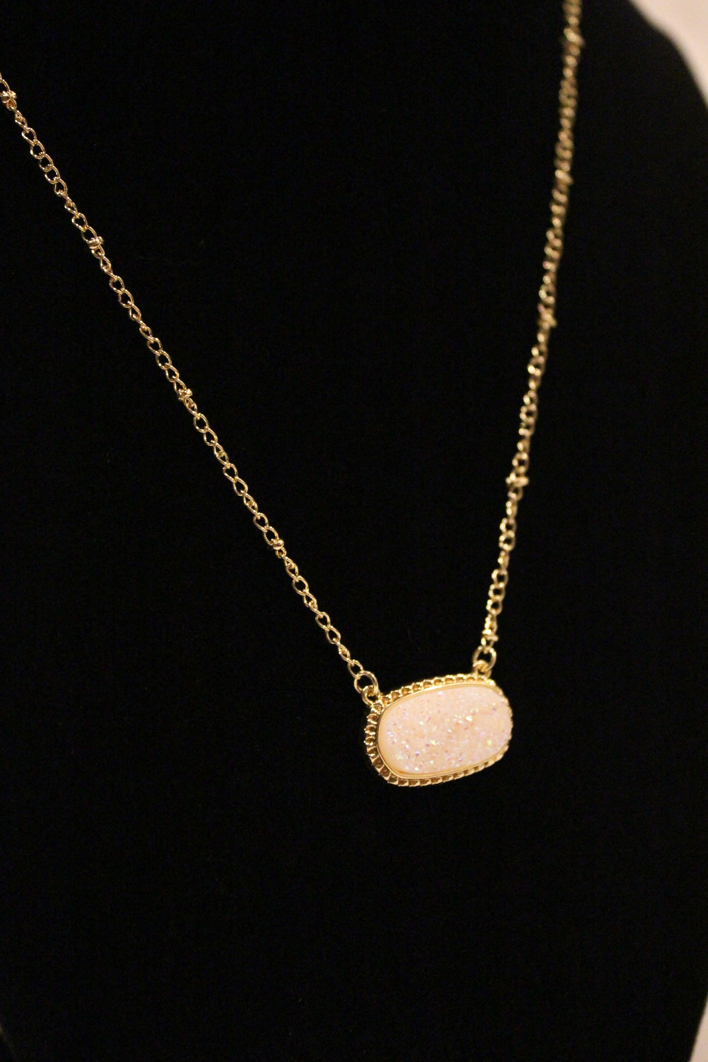 OVAL STONE NECKLACE